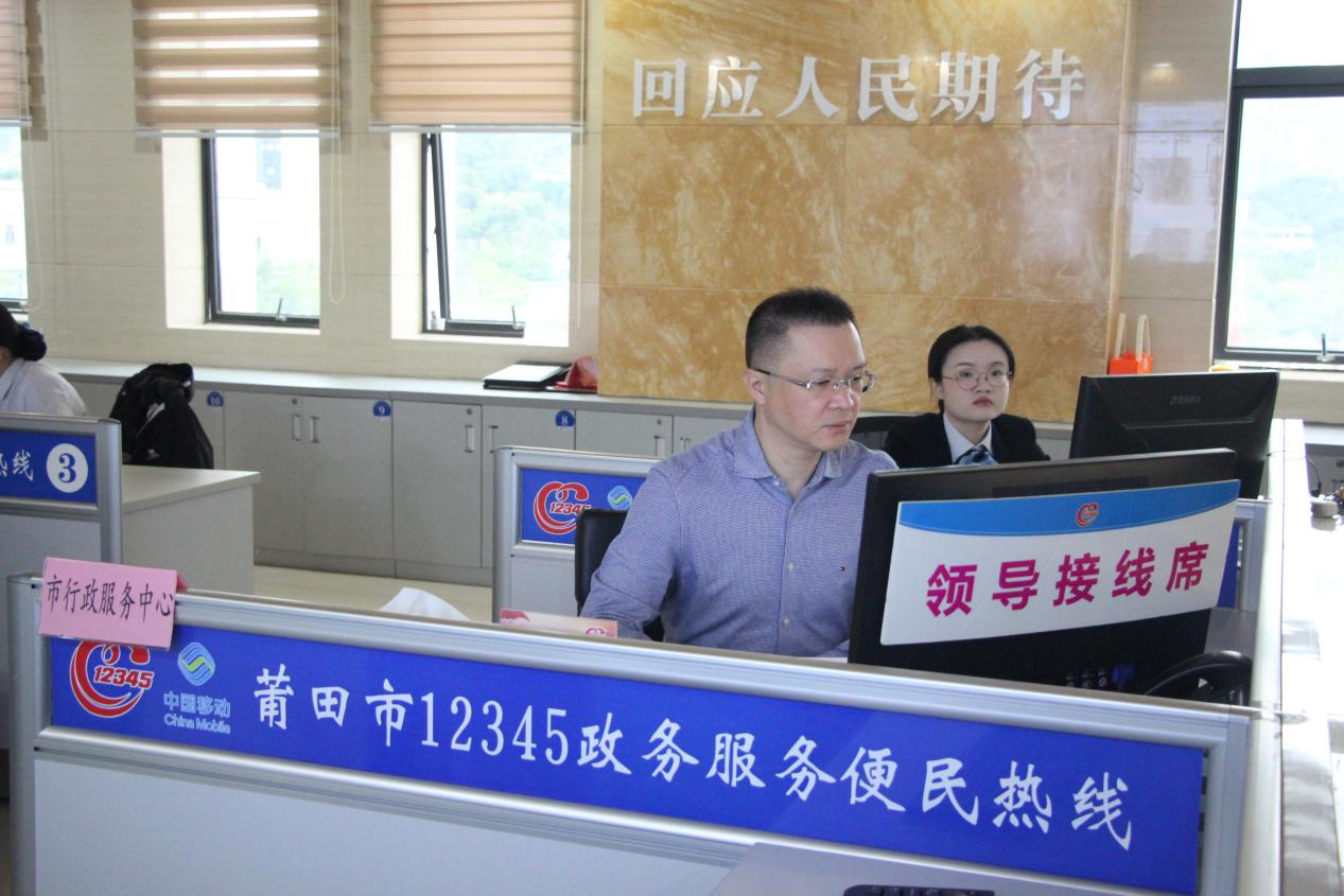市行政服务中心管委会副主任接听市民热线