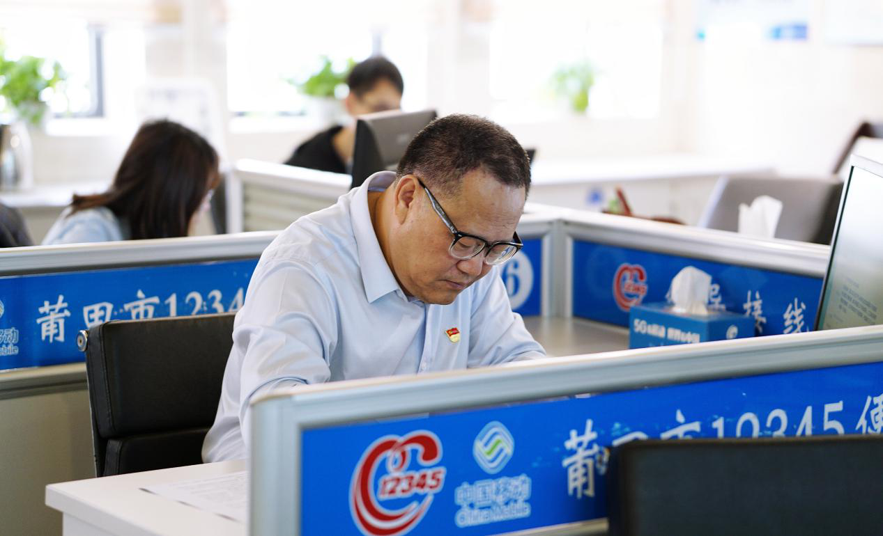 市行政服务中心管委会王焕新主任现场接听12345热线