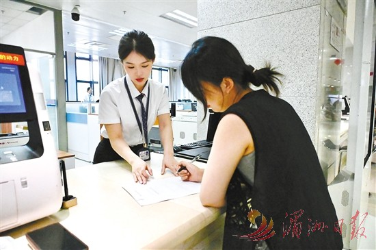 以“变”促“便” 以“新”换“心”——市行政服务中心健全“一窗三链”推进“高效办成一件事”