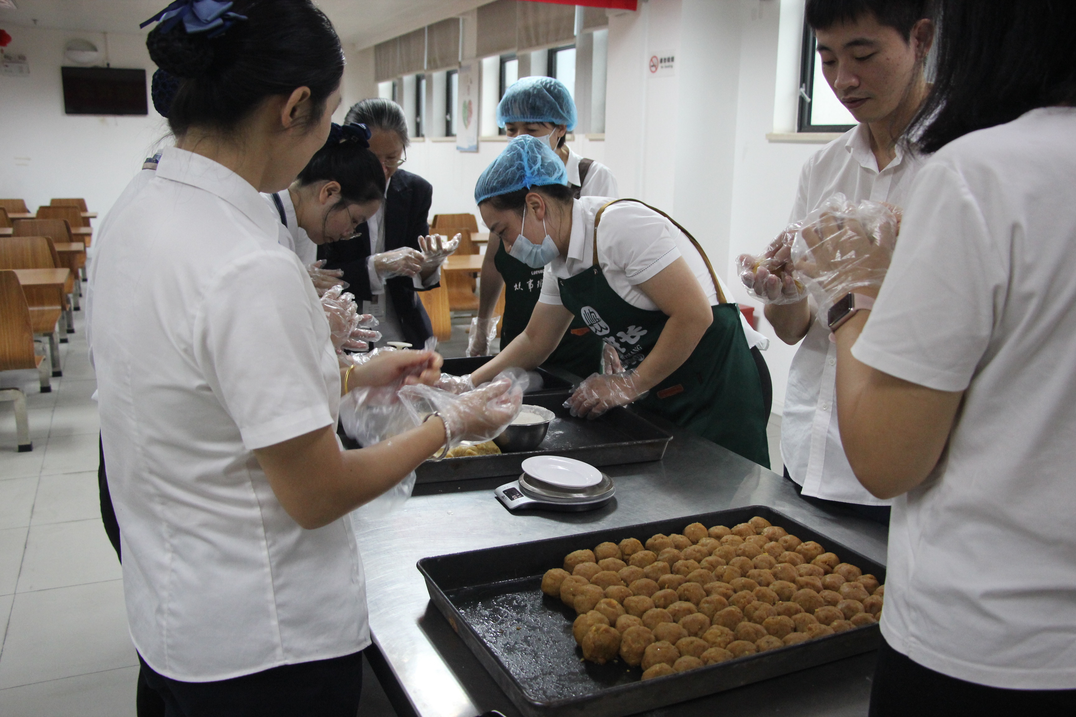 莆田市行政服务中心管委会开展 “团圆迎中秋，巧手做月饼”主题活动