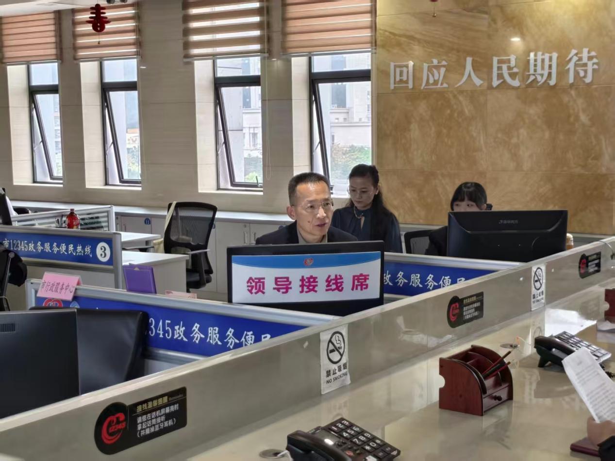 市行政服务中心管委会主任接听市民热线
